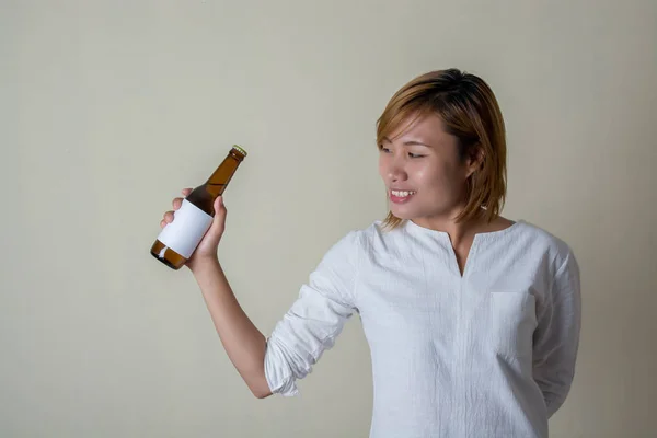 Piękna kobieta trzyma butelkę soku w jej dłoni gir — Zdjęcie stockowe