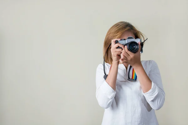 Hermosa joven fotógrafa sosteniendo cámara retro — Foto de Stock