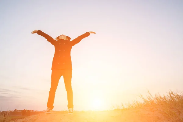 Young woman open arms under the sunrise at mountain — Stock Photo, Image