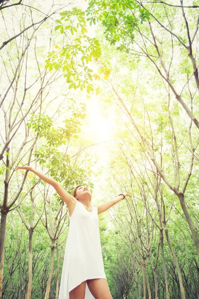 Donna concetto naturale.Giovane bella donna alzato le braccia godendo — Foto Stock