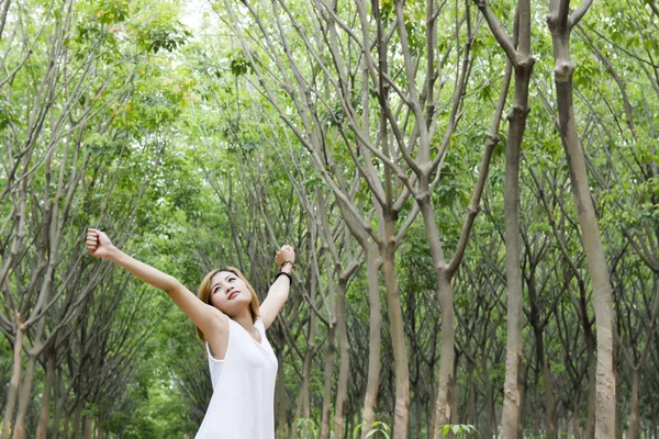 Joven hermosa mujer asiática estiramiento disfrutando con aire fresco en t — Foto de Stock