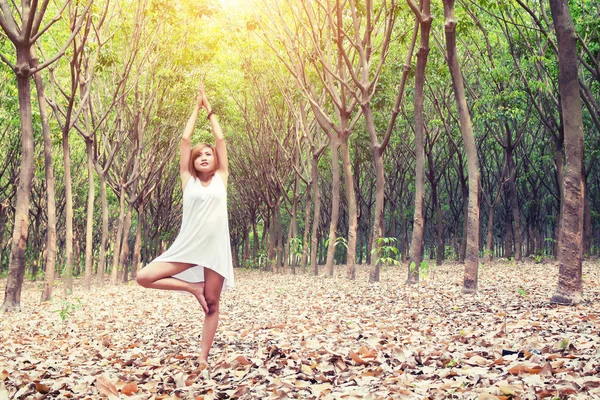 Yoga tree pose by beautiful young asian woman in white costume o — Stock Photo, Image