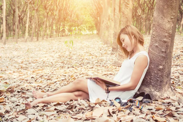 Concetto di vita femminile: giovane bella donna che legge un libro nel — Foto Stock