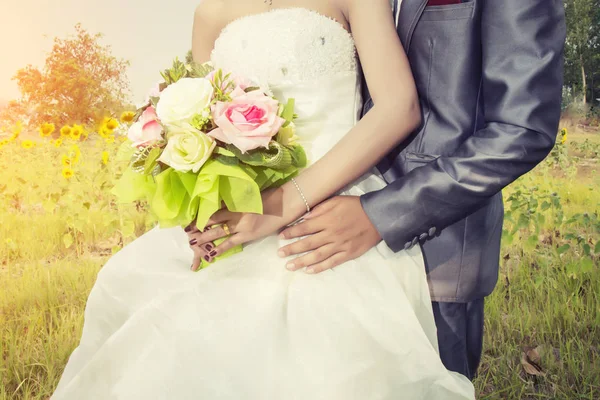 Beau bouquet de différentes couleurs dans les mains de la mariée — Photo