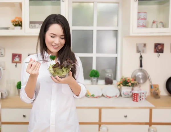 Women lifestyle concept : Healthy Beautiful young woman eating f — Stock Photo, Image