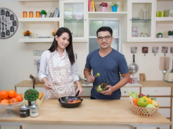 Gelukkige jonge paar genieten van samen koken in de keuken — Stockfoto