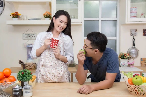 Glücklich junge paar haben spaß im küche drinnen während der zubereitung br — Stockfoto