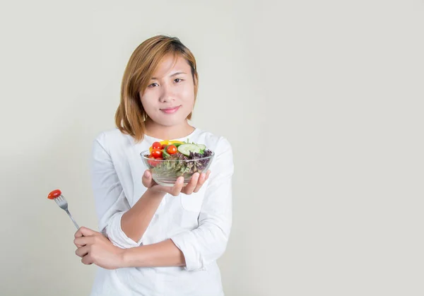野菜サラダ ボウルと手でフォークで若くてきれいな女性 — ストック写真