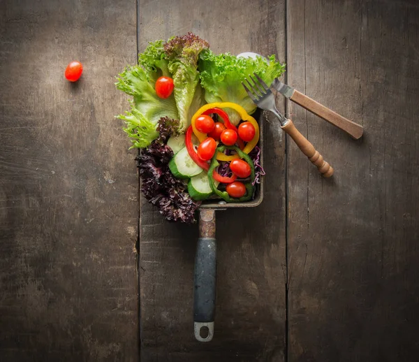 Vue du dessus de Salade végétarienne est le petit déjeuner pour la santé, tomates, cloche — Photo