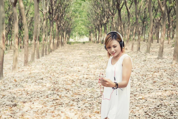 Concepto de estilo de vida de la mujer: mujer asiática joven escuchando disfrutando m —  Fotos de Stock