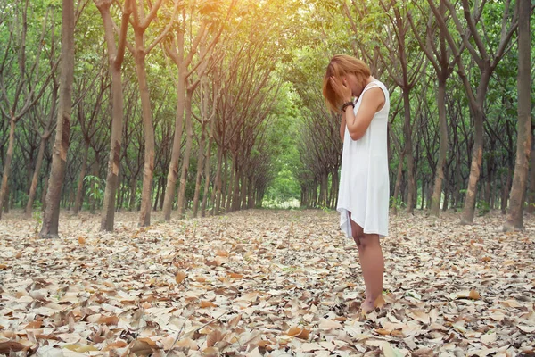 Triste donna infelice nella foresta verde, stress, depressione — Foto Stock