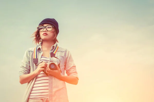Fotografía de mujer joven usando una cámara para tomar fotos — Foto de Stock