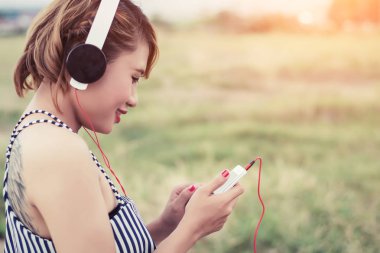 Nefes ve bir smartpho müzik dinlerken rahat seksi kadın