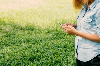 Cep telefonunda taping genç hipster kadın.