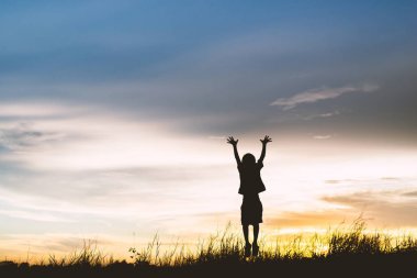 Oynama ve ellerini gökyüzüne doğru koymak küçük çocuk.