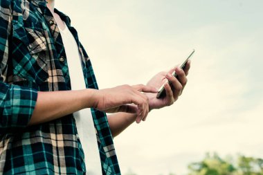 Onun smartphone th içinde açık kullanılarak hipster adam Close-Up eller