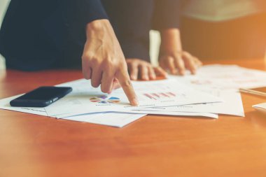 Birlikte office ahşap de çalışan profesyoneller takım