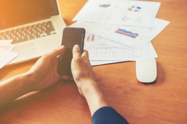 genç adam genç smartphone ve dizüstü bilgisayarla çalışma 