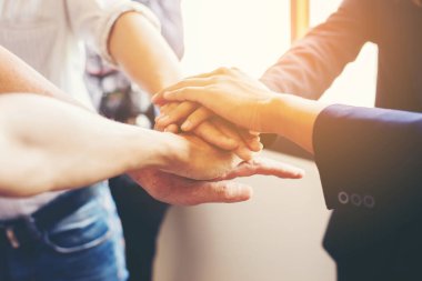  Ekip çalışması kavramı: BM gösterilen eller iş takımının yakın çekim