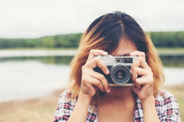 Genç hipster retr çekim güzel kadınlar fotoğraf ayakta