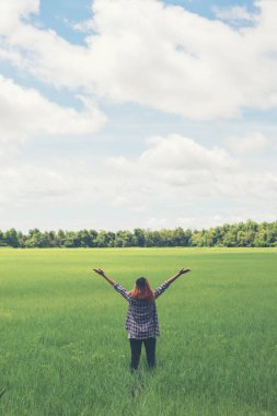 Kollarını gökyüzü e uzanan özgürlük genç güzel kadın