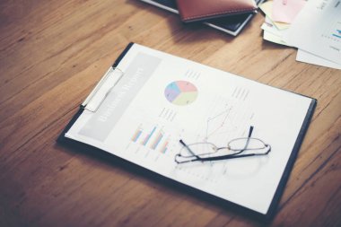 Ofis Resepsiyon çalışma alanı ile iş rapor listelerinde ahşap tabl