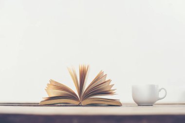 Vintage eski kitap kahve fincanı ile ahşap güverte tablo arka planı