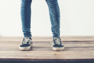 siyah spor ayakkabı, yumuşak vintage tonda hipster cool kadın ayakları 