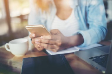 Elleri yumuşak kahve dükkanında smartphone kullanan yenilikçi kadın
