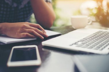 yakın çekim kadın el café'de çalışma.