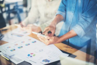 iş kadın el akıllı telefon ve dizüstü bilgisayar üzerinde çalışan bir