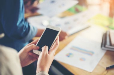 akıllı telefon ve dizüstü bilgisayar w çalışma iş kadın el