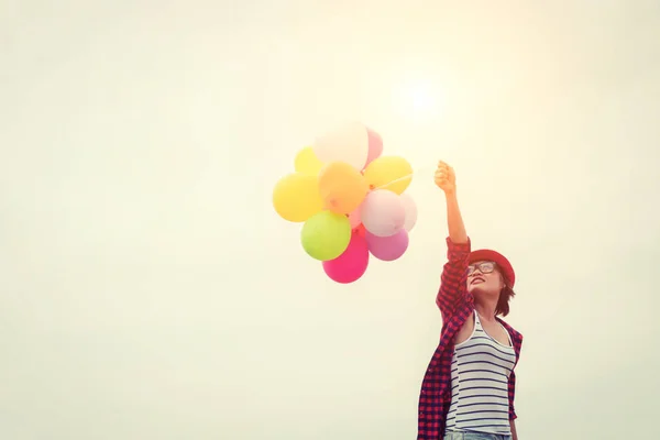 Young beautiful woman holding balloon very happy on the fresh ai — Stock Photo, Image