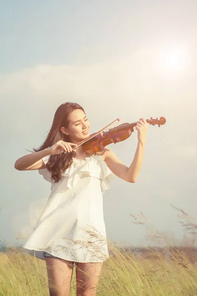 Schöne Frauen spielen gerne Geige — Stockfoto
