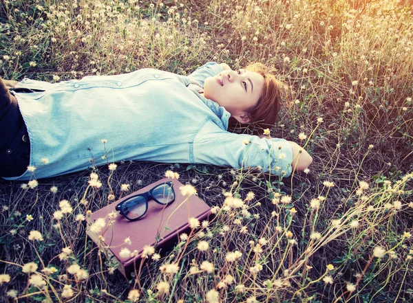 Bella giovane hipster sdraiato sul campo prati smiley — Foto Stock