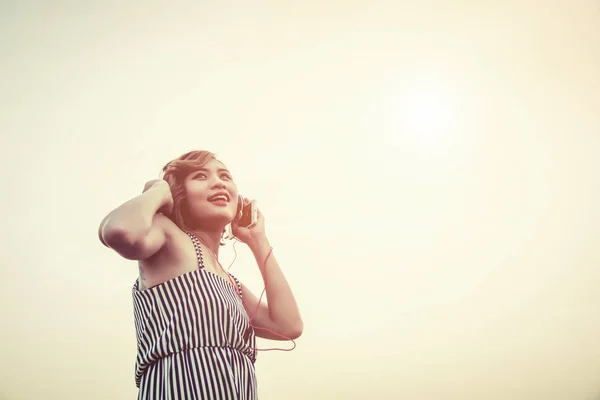 Entspannte sexy Frau atmet und hört Musik von einem Smartphone — Stockfoto