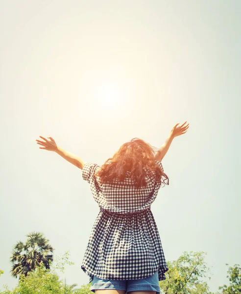 Jovem mulher levantar as mãos para o céu com o nascer do sol tão fresco . — Fotografia de Stock