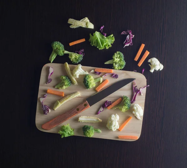 Légumes mélangés ont une carotte, brocoli, chou-fleur, pourpre c — Photo