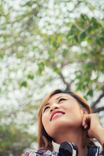 Giovane bella donna con le cuffie. Ascoltare musica ad alto volume ou — Foto Stock