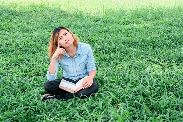Jovem hipster mulher lendo um livro tem uma ideia apontando com barbatana — Fotografia de Stock
