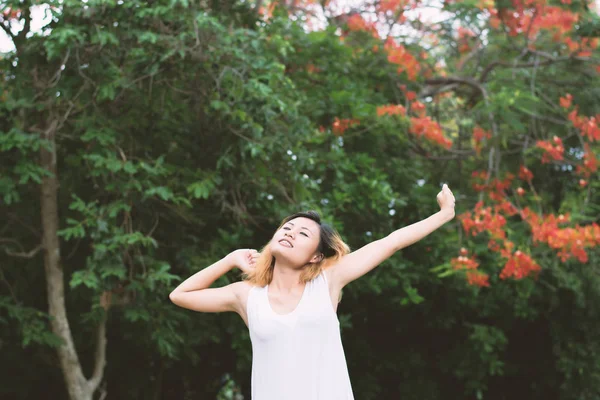 Femme heureuse debout étirer les bras dans les airs. Profitez d'ai frais — Photo