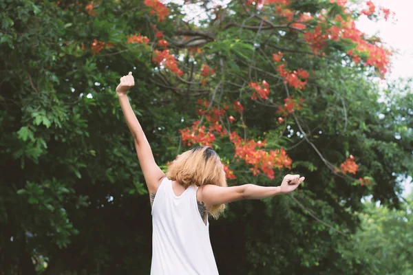 Eine glückliche Frau, die in der Luft steht, breitet ihre Arme aus. Frische Luft genießen — Stockfoto