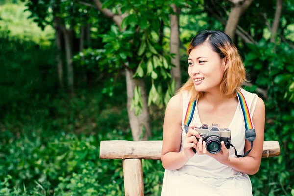 Retro kamerayla çekim yapan güzel hippi kız.