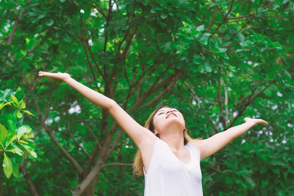 Happy woman standing stretch her arms in the air. Enjoy fresh ai — Stock Photo, Image