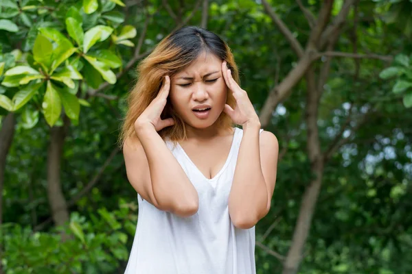 Nahaufnahme einer Frau mit Kopfschmerzen. — Stockfoto