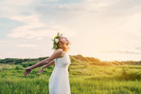 Jovem mulher feliz desfrutando da natureza . — Fotografia de Stock