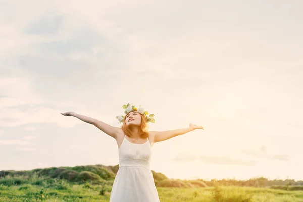 Jovem mulher feliz desfrutando da natureza . — Fotografia de Stock