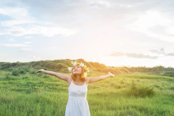 Jovem bela mulher desfrutando com ar fresco nos prados — Fotografia de Stock