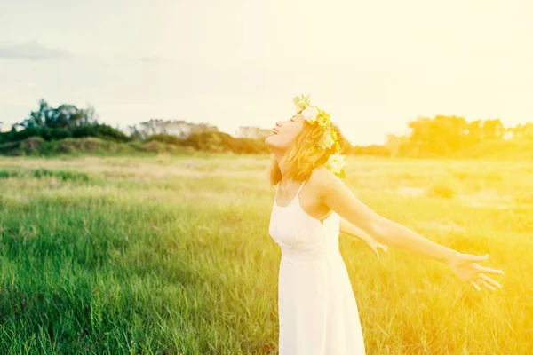 Freedom concept : Young beautiful woman enjoying with fresh air — Stock Photo, Image