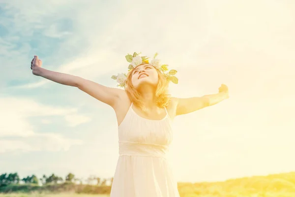 Freedom concept : Young beautiful woman enjoying with fresh air — Stock Photo, Image